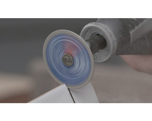 Rotationswerkzeug mit Trennscheibe beim Schneiden einer Fliese