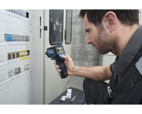 Mann verwendet eine Bosch Professional Wärmebildkamera zur Inspektion eines Sicherungskastens.