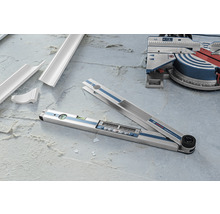 Szene mit Digitalwinkelmesser, Gehrungssäge und Zierleisten