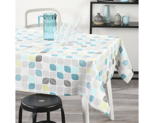 Tischgedeck mit Tischdecke mit Blattmuster, Krug und Gläsern
