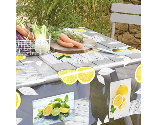 Tischdecke mit Zitronenmuster auf einem Gartentisch mit Gemüse