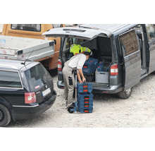 Handwerker belädt einen Transporter mit Bosch Werkzeugkoffern