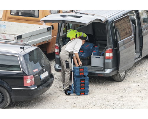 Handwerker belädt einen Transporter mit Bosch Werkzeugkoffern