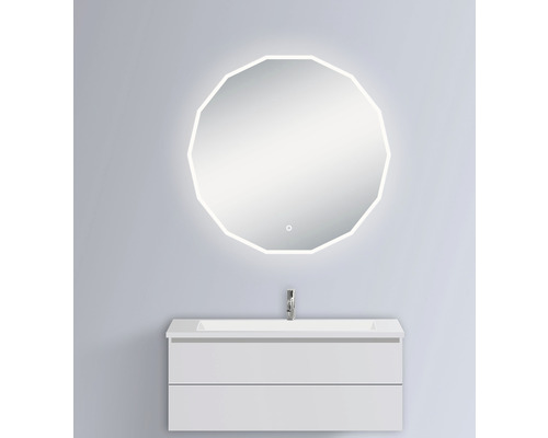 Badezimmer mit beleuchtetem Spiegel in ungewöhnlicher Form und Unterschrank mit Waschbecken