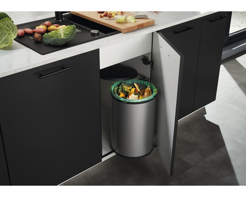 Küchenszene mit einem Mülleimer im Unterschrank