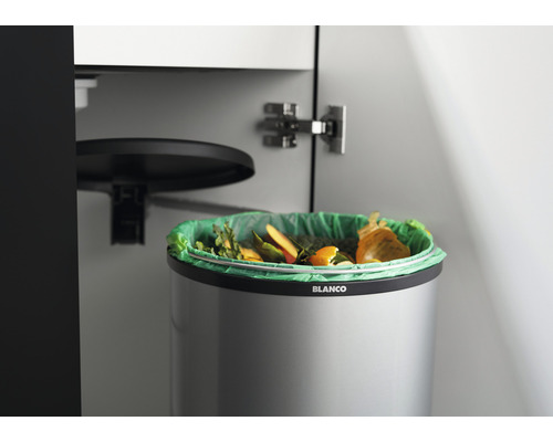 Abfalleimer mit Bioabfällen in einer Küchenumgebung.