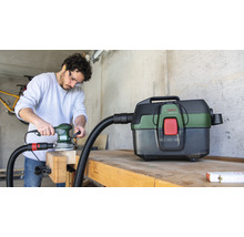 Handwerker beim Schleifen mit Schleifgerät und Staubsauger von Bosch auf einer Werkbank.