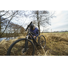 Mann repariert Fahrrad in der Natur