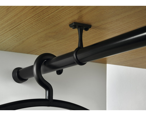 Kleiderstange mit Deckenbefestigung und Kleiderbügel