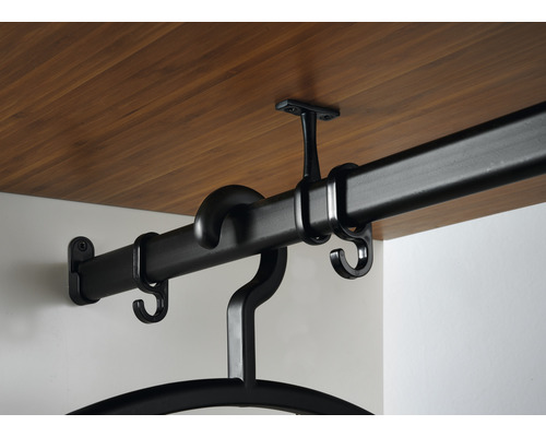 Kleiderstange mit Kleiderbügelhalterung