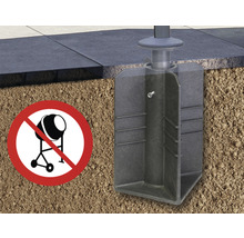 Detailansicht einer Einschlaghülse im Boden mit einem Symbol, das die Verwendung eines Betonmischers verbietet