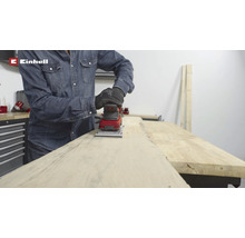Eine Person schleift Holz mit einem Schwingschleifer von Einhell.