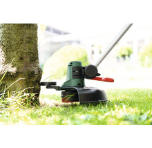 Rasentrimmer im Einsatz an einem Baum
