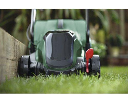 Aufsicht auf einen Rasenmäher im Garten