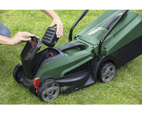 Aufsitzrasenmäher mit eingesetztem Akku