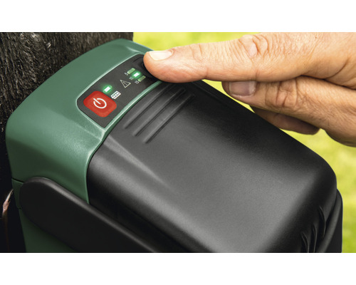 Akku mit Ladestandsanzeige und Finger auf Taste