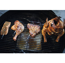 Gegrilltes: Lachs, Hähnchenkeule, Kotelett und ganzes Hähnchen auf einem Grill