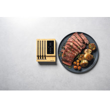 Kabelloses Fleischthermometer mit Steak, Kartoffeln und Tomaten auf einem Teller