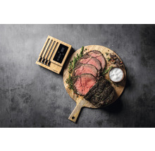 Fleischthermometer Set neben gebratenem Rindfleisch auf Holzbrett