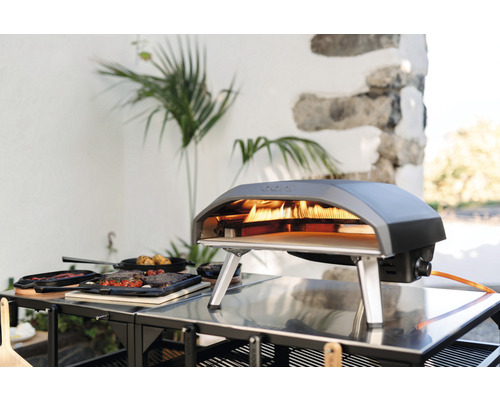 Ooni Gas Pizzaofen auf Tisch im Außenbereich.
