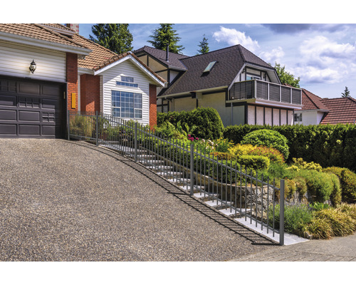 Haus mit Treppe und Geländer im Vorgarten