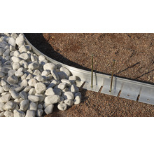 Gartengrenze aus Metall mit Kies und Erdreich