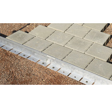 Pflastersteine mit Rasenkantenbegrenzung aus Metall