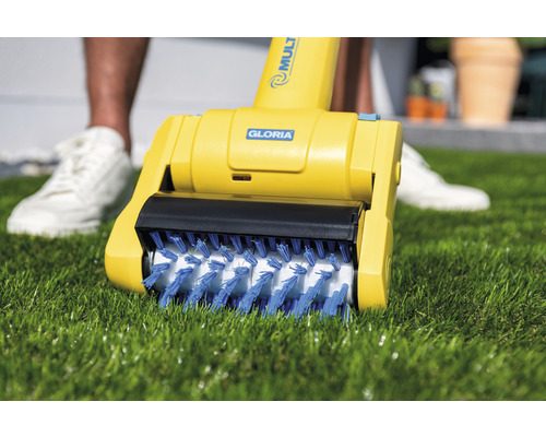 Gloria Logo. Gloria Elektro-Fugenbürste auf Rasen.