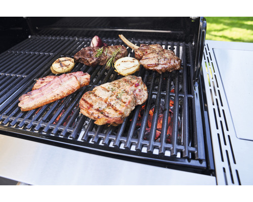 Grill mit Steaks, Zwiebeln und Speck auf dem Rost