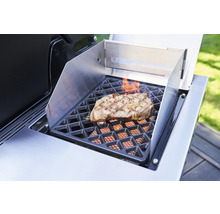 Grill mit Steak auf dem Grillrost