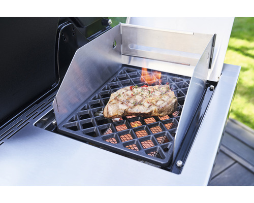 Grill mit Steak auf dem Grillrost