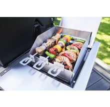 Grill mit Spießen und Grillgut.