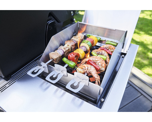 Grill mit Spießen und Grillgut.
