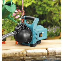 Gartenpumpe mit Bewässerungsschlauch und Gießkanne