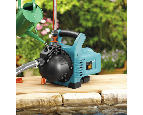 Gartenpumpe mit Bewässerungsschlauch und Gießkanne