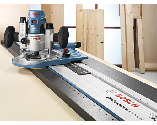 Bosch Oberfräse mit Führungsschiene auf einem Werkstück