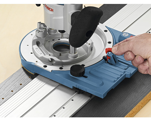 Bosch Logo. Hand bedient eine Bosch Oberfräse mit Führungsschiene.