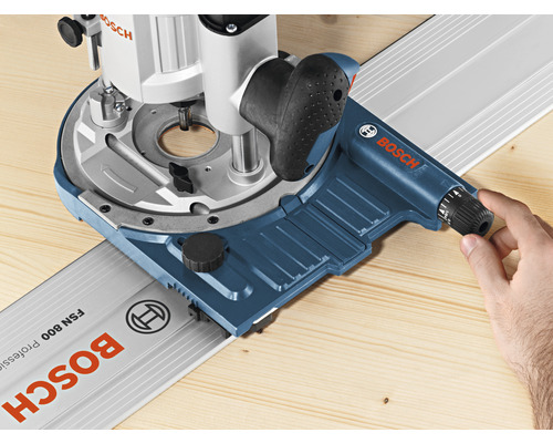 Bosch Logo. Oberfräse mit Führungsschiene auf Holz