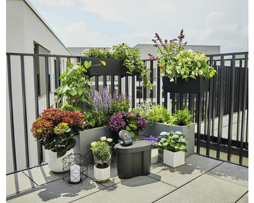 Dekorativer Balkon mit Pflanzkästen, Blumen und Bewässerungssystem