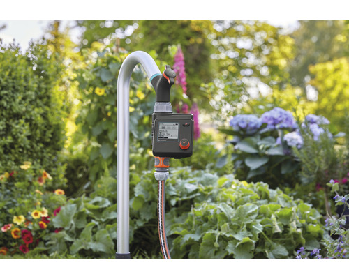 Bewässerungssteuerung mit montiertem Wasserhahn im Garten