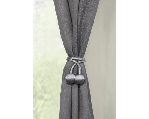 Grauer Vorhang mit Vorhanghalter