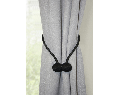 Grauer Vorhang gehalten mit einem schwarzen Magnet-Raffhalter