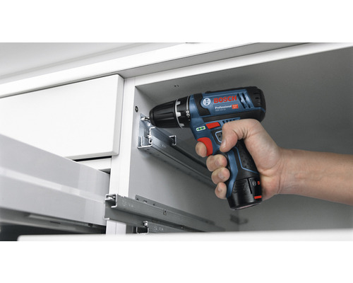 Akkuschrauber im Einsatz beim Möbelbau