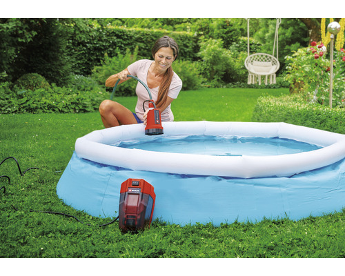 Frau benutzt eine Einhell Poolpumpe zum Entleeren eines Pools im Garten.