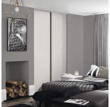 Schlafzimmer mit Schiebetürenschrank, Bett und Dekoration in Grautönen