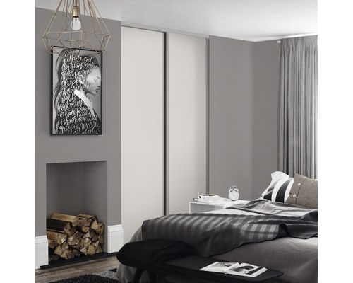 Schlafzimmer mit Schiebetürenschrank, Bett und Dekoration in Grautönen.