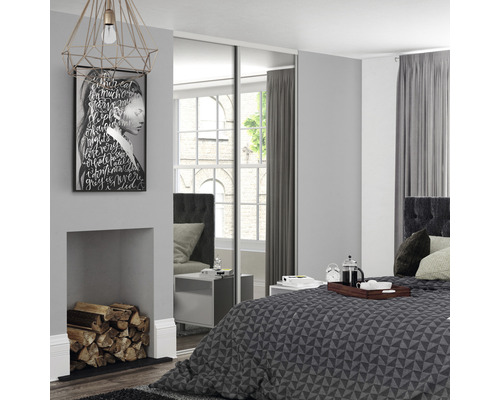 Schlafzimmer mit Schiebetürenschrank, Bett und Dekorationen für eine helle Atmosphäre