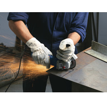 Eine Person benutzt eine Bosch-Flex zum Schneiden von Metall, wobei Funken entstehen.