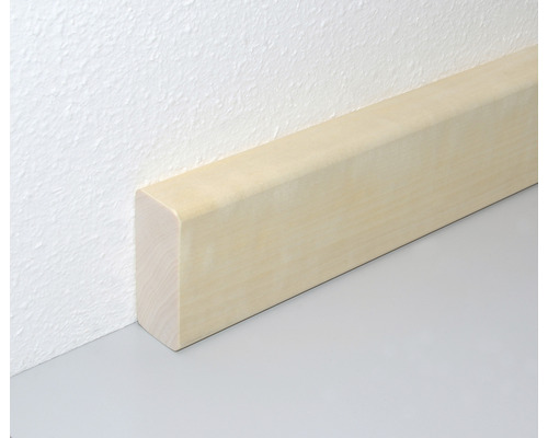 Sockelleiste aus Holz an einer Wand