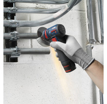 Eine Person benutzt einen Bosch Winkelschleifer, um ein Metallrohr zu schneiden.